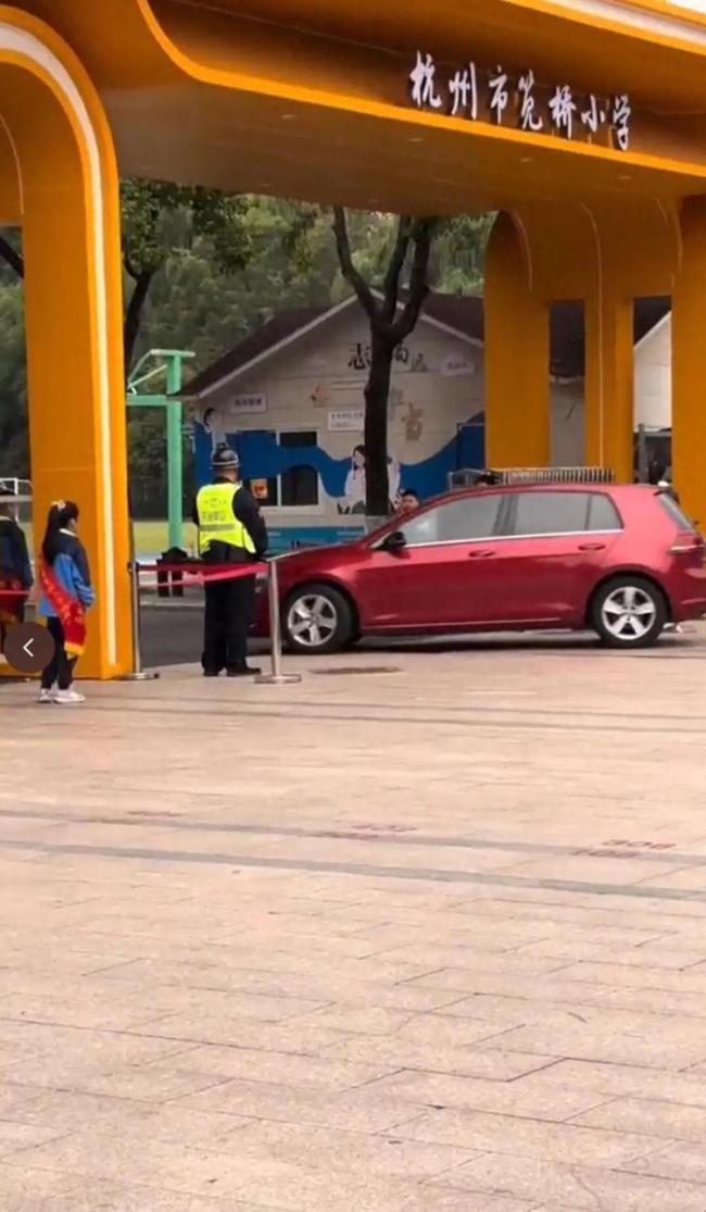 小學生列隊敬禮迎車輛入校引質(zhì)疑 值周班級熱情問候