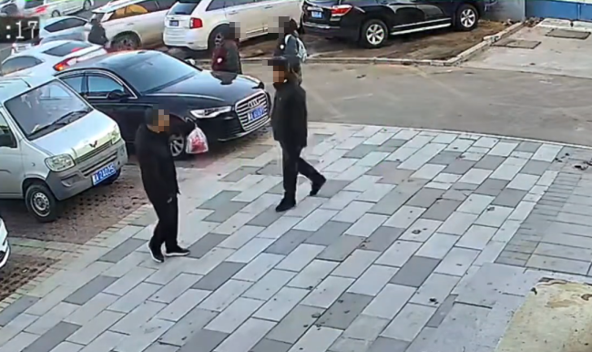 两名老师校外从学生包中搜走零食 校规禁止在校吃零食