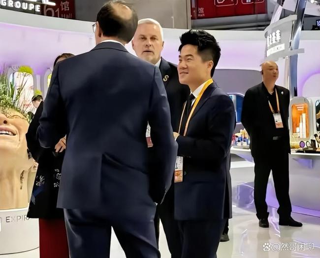董宇輝現(xiàn)身上海進(jìn)博會 實(shí)力與氣質(zhì)并存