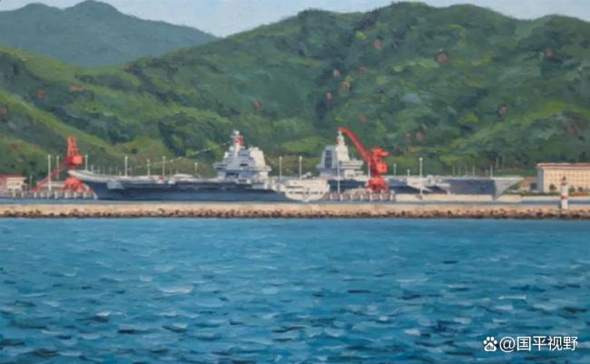 夜间，福建舰停靠在军港。当它投入使用