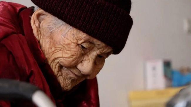 郑州115岁老人：90多还为重孙做棉衣，勤劳传递家的温暖