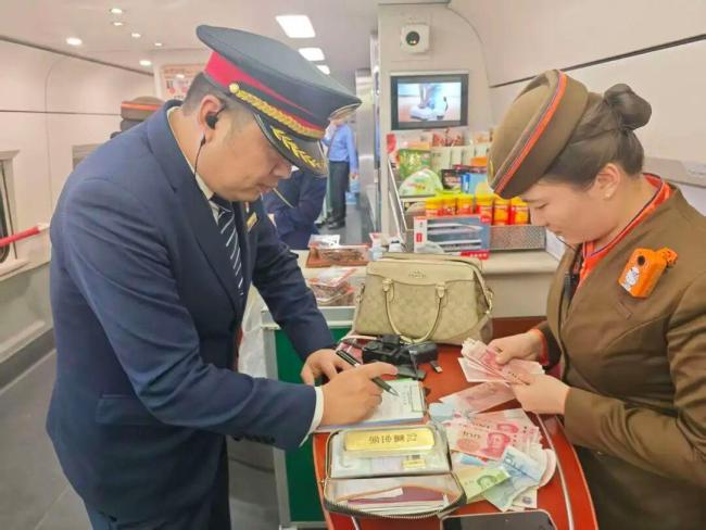 女子坐高铁遗落价值百万金条!列车员急寻失主……