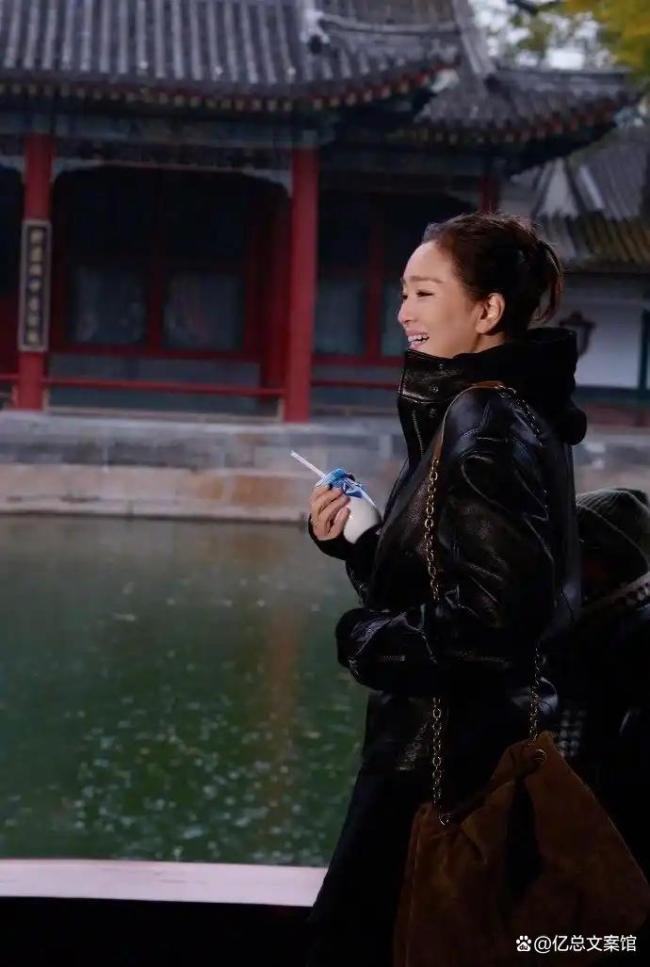 巩俐北海公园撑伞漫步 雨中大片刷屏全网!