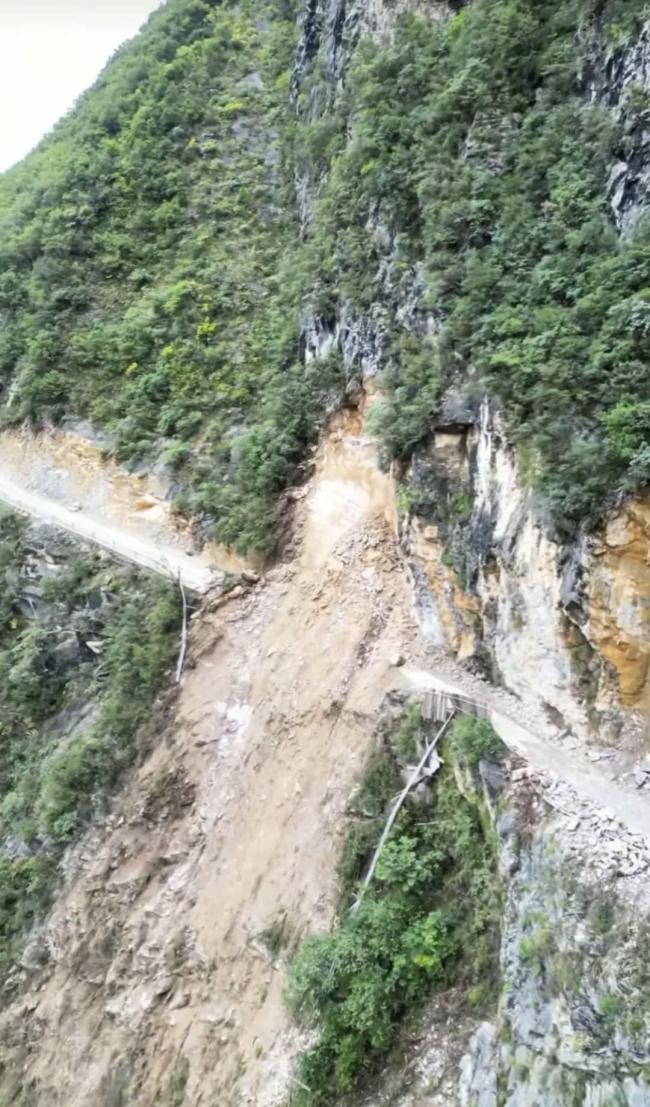 悬崖公路垮塌超20天绕路多走1小时 三千村民出行受阻