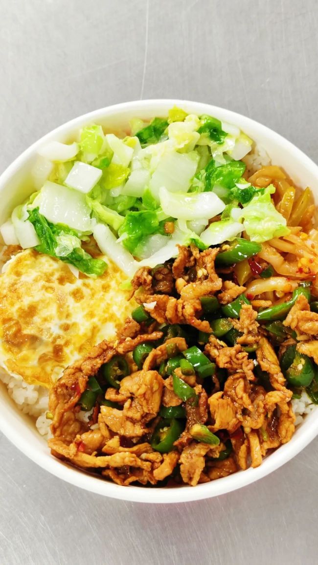 长沙车站网红盒饭5分钟售空 15元盒饭温暖旅途