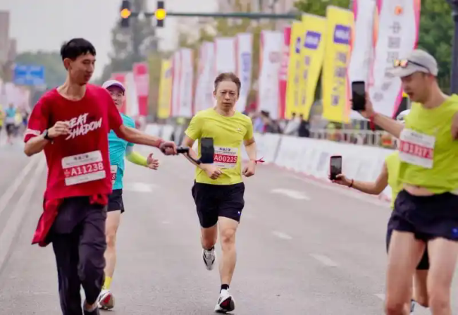 张朝阳完成半马首秀