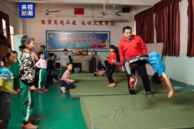 唯一非运动员火炬手为何是他 从山村教师到世界冠军导师