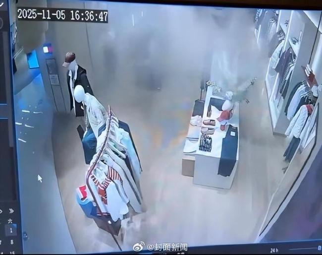 女子点燃商场衣物引发火灾 消防系统及时响应灭火