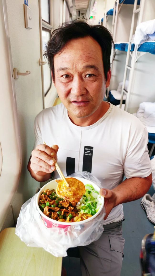 长沙车站网红盒饭5分钟售空 15元盒饭温暖旅途