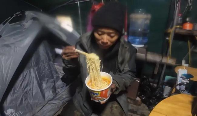 荒野求生选手退赛后猛吃泡面 赞不绝口