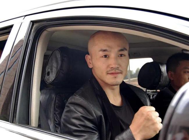 扇耳光大赛受伤中国选手称需手术 眼睛伤情严重