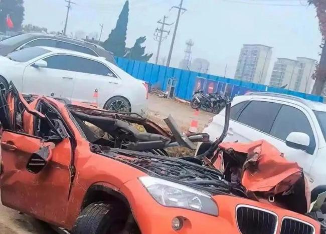 渣土车侧翻压扁轿车致伤亡 悲剧引发安全热议