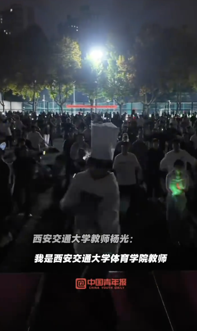 第一批跳企鵝舞的大學(xué)生出現(xiàn)了