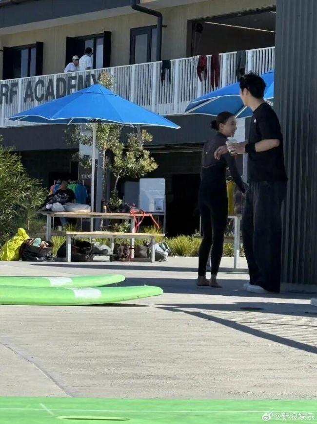 窦骁何超莲辟谣婚变后首同框