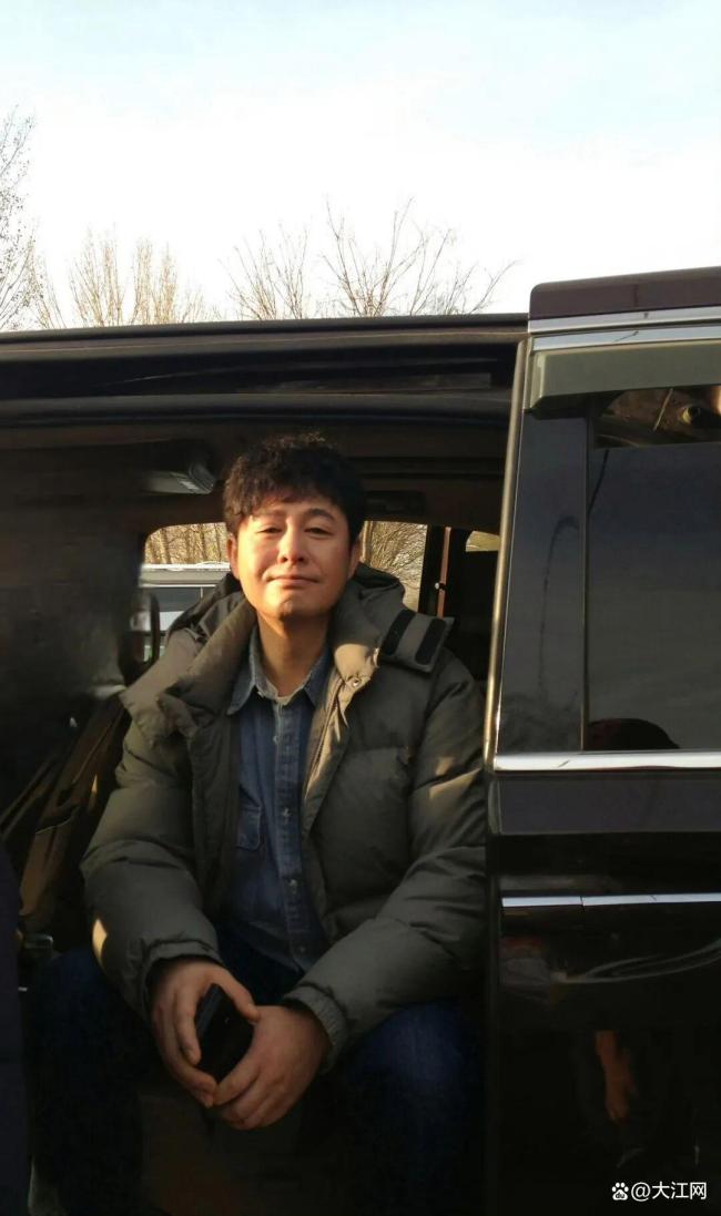 张颂文救助车祸市民获赠锦旗 平凡善举温暖人心