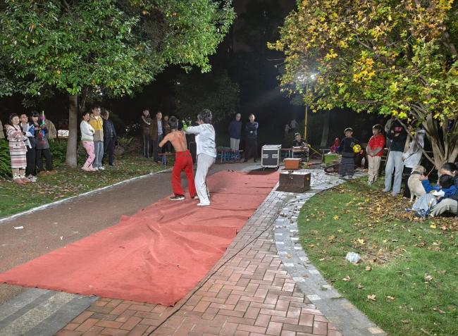 成都街头的“免费表演”背后有风险 “开局表演、结局扫码”