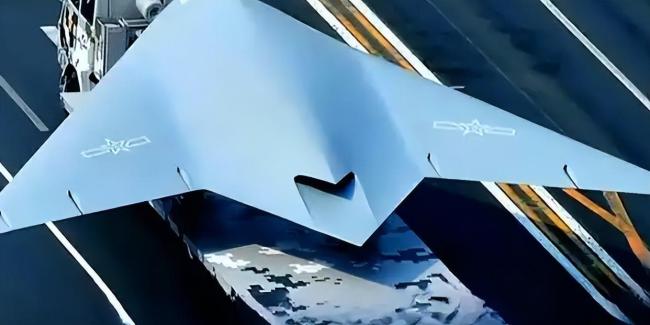 攻击-11首次披露 隐身无人机协同作战亮相