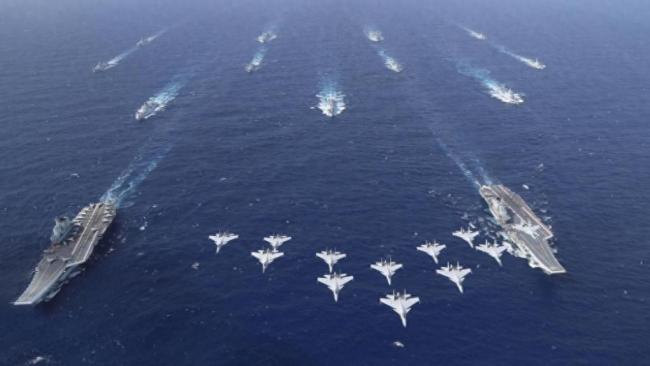 福建舰山东舰同框 开始期待第四艘了 双航母并肩启新纪元