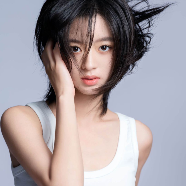 黄杨钿甜更新动态 秋日写真状态佳