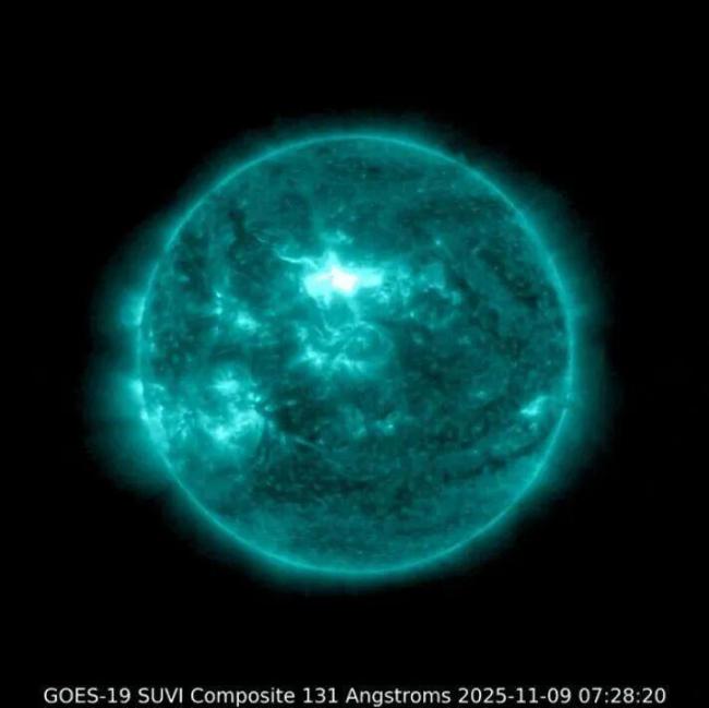 黑龙江漠河出现罕见"寒夜光柱" 绝美景象引游客惊叹