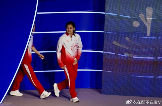 观众席的全红婵疯狂鼓掌