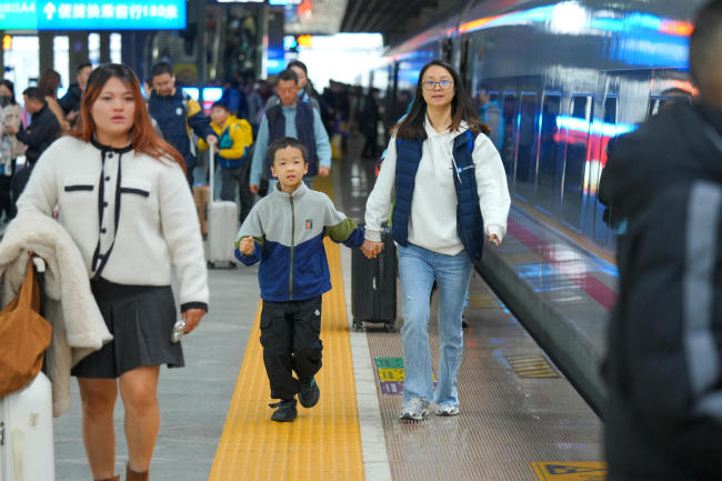 成都东站被小朋友“占领”了 秋假亲子游热潮