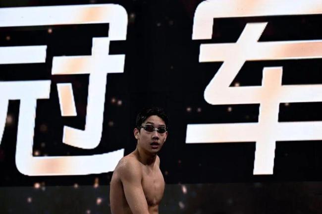比孙杨、潘展乐还快!他是谁?:18岁张展硕夺首金