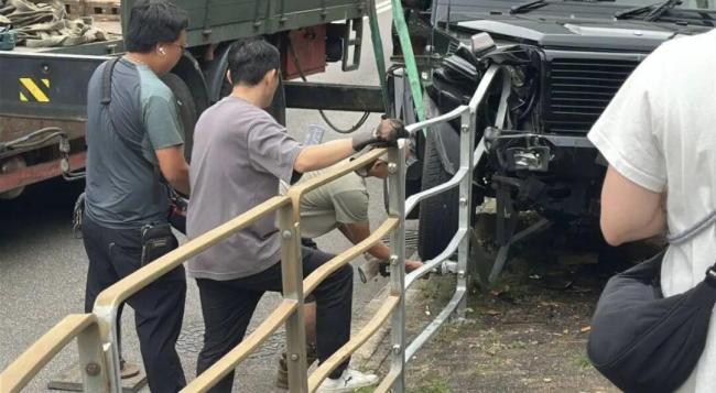 导演陈可辛为躲避狗出车祸，现场曝光车头撞到变形，本人未受伤 意外细节引关注