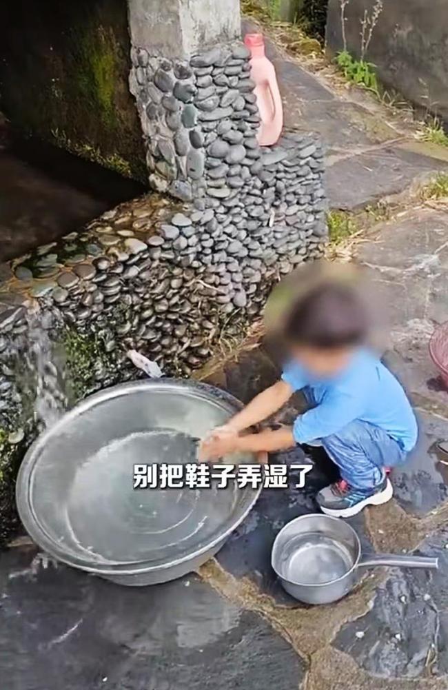 赤裸小孩父亲首次接受媒体采访 回应公众关切