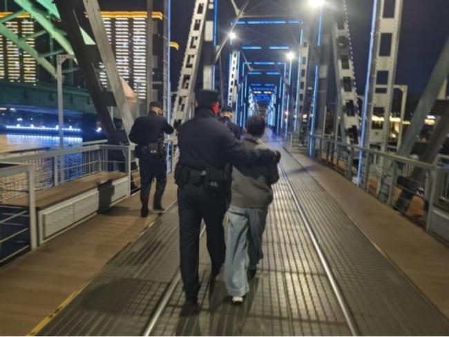 女子欲轻生 民警劝1小时救回 寒夜追救化险为夷