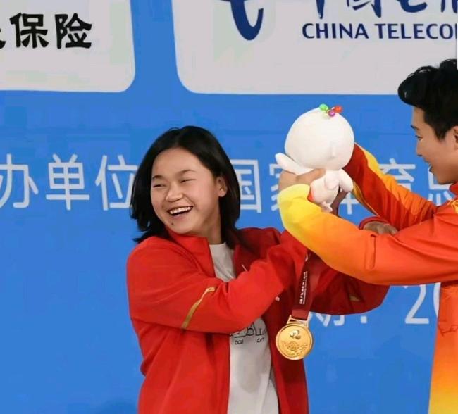 全红婵为撤场工人师傅签名 谦逊善良暖人心