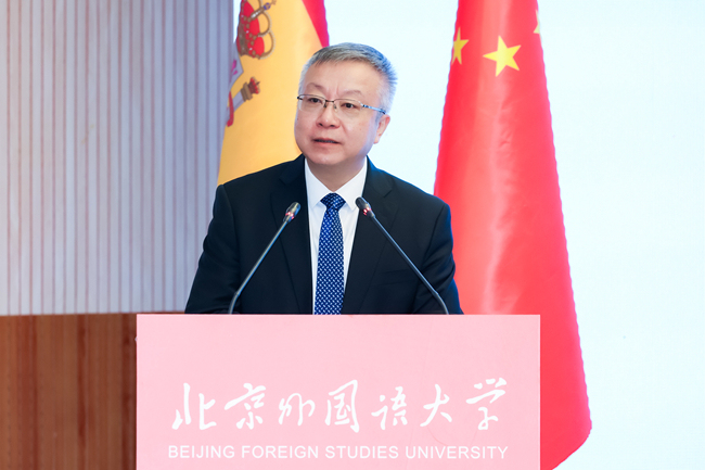 西班牙王后身着一袭红装到访北外 促进中西教育合作