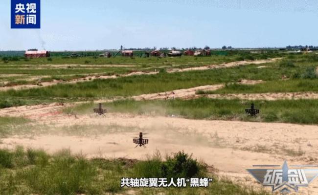 机器狗演练现场扛枪冲锋 科技练兵硬核实力