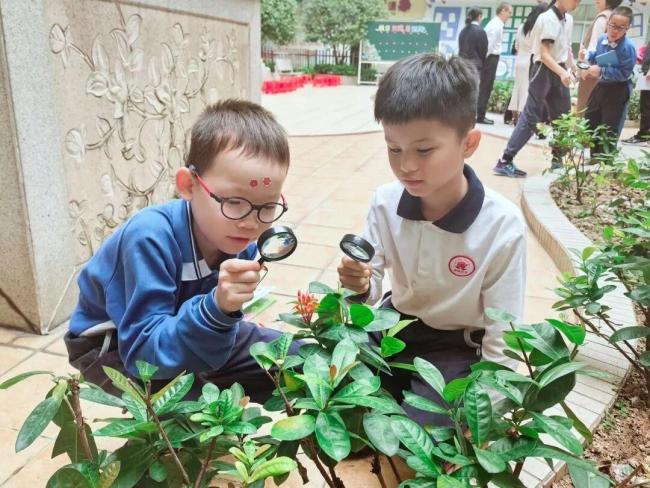 广东多所中小学迎来秋假 学生度假方式多样