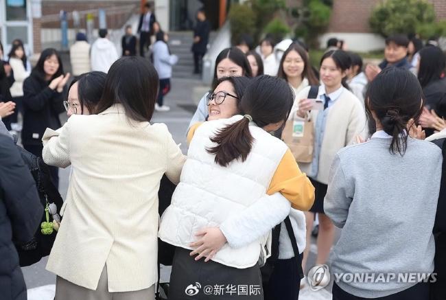 韩国学生集体磕头应援参加高考前辈 祝其上个好大学