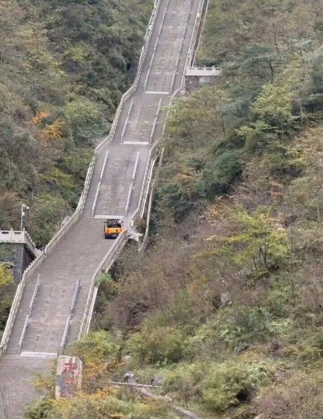 汽车天门山挑战爬“天梯” 撞坏护栏 活动影响游客体验