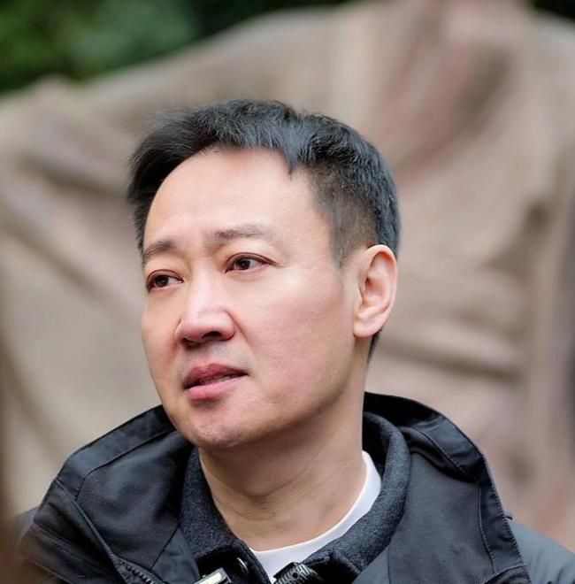 朱媛媛去世近半年 辛柏青现身大孤山 用行动缅怀爱妻