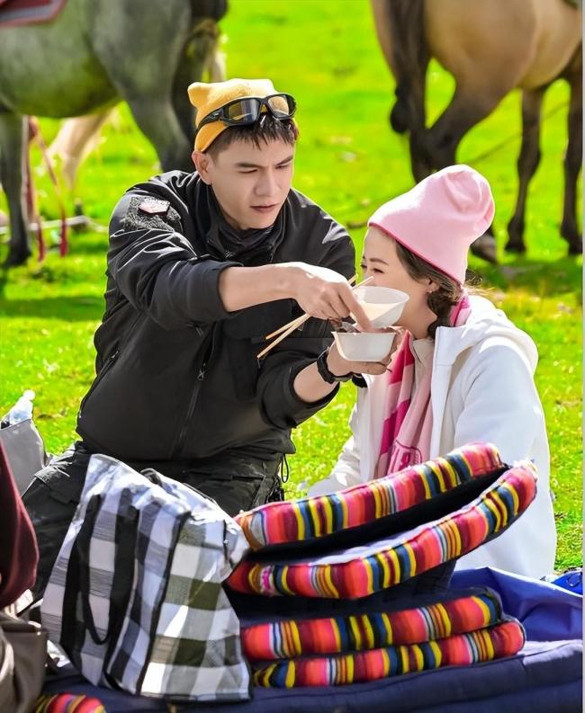 经超小李琳现身机场 甜蜜互动引热议