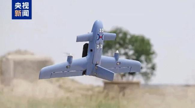 机器狗演练现场扛枪冲锋 科技练兵硬核实力