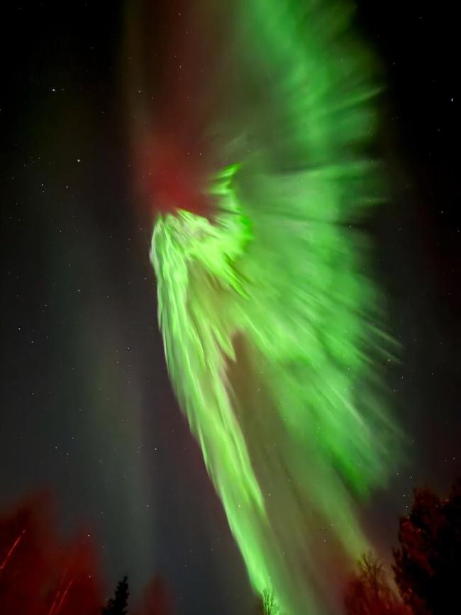 北京内蒙等地现罕见极光现象，特大地磁暴造访地球有何影响 科学奇观揭秘