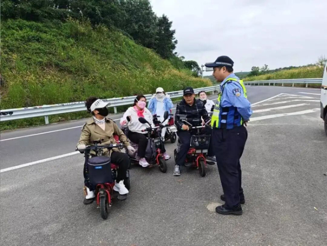 交警回应老人代步车上高速 导航失误致误入