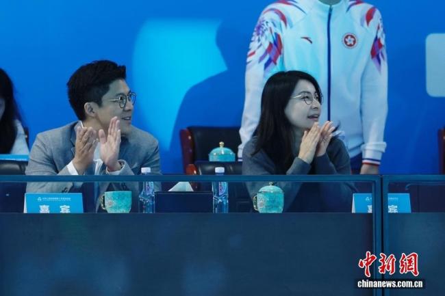 郭晶晶霍启刚观赛全运会游泳 现身深圳大运中心