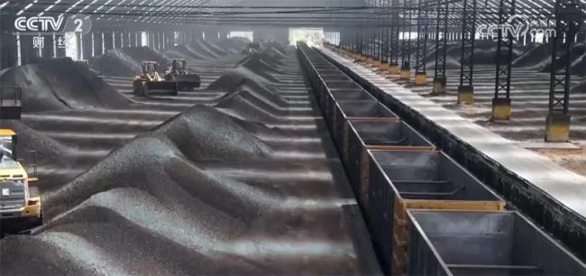 强冷空气来袭 多地铁路部门加大运力保供暖 北方全面供暖