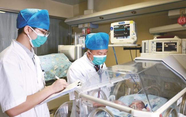 广西一超早产儿顺利出院 医患同心创奇迹