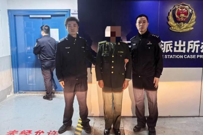 男子网购“上将军装”编造军人身份 冒充军警被拘留