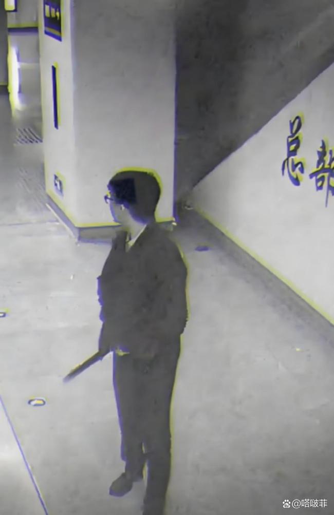 南宁地铁男子当众大便 个人素质堪忧