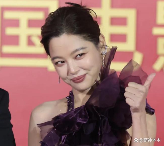 关晓彤陈都灵金鸡奖红毯同框