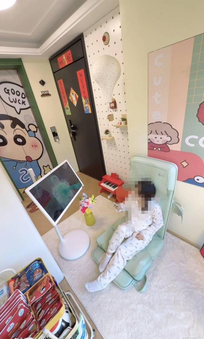 女子爆改一梯一户称公摊随便用 电梯厅变身多功能空间