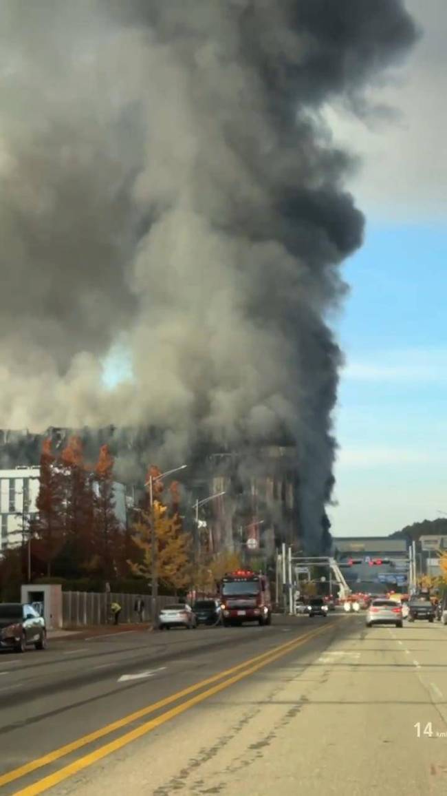 韩国一物流中心突发大火 浓烟遮天持续燃烧