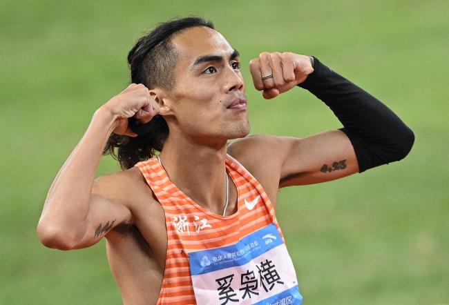 奚枭横获得十五运会男子800米金牌 浙江队夺冠瞬间